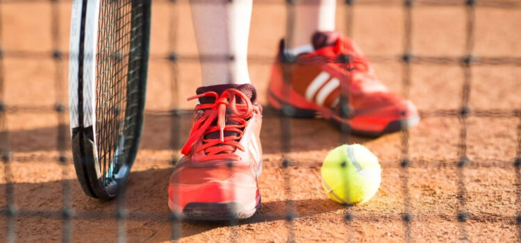 Como pesquisar por um bom tênis vermelho para homens na internet?